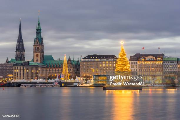 germany, hamburg, jungfernstieg, town hall, st. nicholas' church, christmas tree, binnenalster in the evening - mere noel stock pictures, royalty-free photos & images