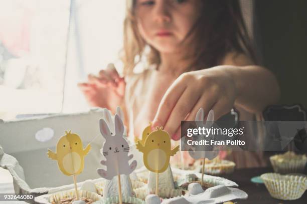 a girl making easter muffins. - easter cake 個照片及圖片檔