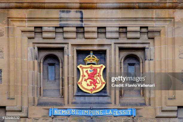 lion rampant, edinburgh castle, scotland - st andrew's cross stock pictures, royalty-free photos & images