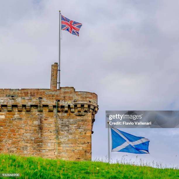 bandera británica y escocesa bandera ondeando, escocia - cruz de san andrés fotografías e imágenes de stock