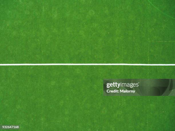 green soccer or football field with white line on artificial grass. - aerial view of football field stockfoto's en -beelden