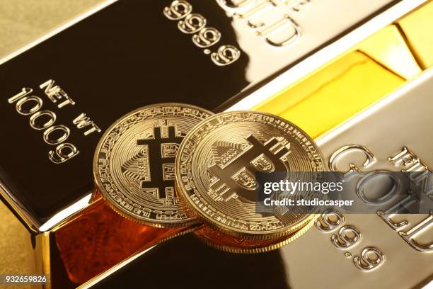 studioaufnahme von bitcoin und gold-nugget. digitale virtuelle währung - bitcoin stock-fotos und bilder