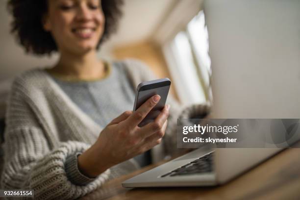 close up van een vrouw met behulp van de mobiele telefoon en laptop. - 2017 common good forum stockfoto's en -beelden