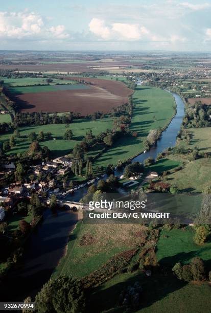 Medieval bridge over the River Thames at Wallingford, Oxfordshire, United Kingdom.