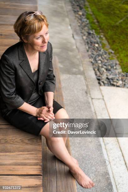 zakenvrouw in zen tuin van chion-ji tempel in kyoto, japan - lypsekyo16 stockfoto's en -beelden