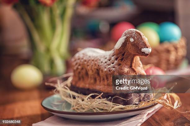osterkuchen lamm für ostern - lamb stock-fotos und bilder