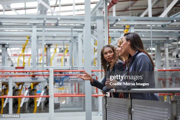 ingenieurs bespreken reling in autofabriek - lean manufacturing stockfoto's en -beelden