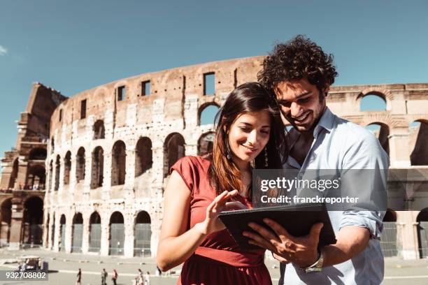 paar in rom mit einem tablettgerät - tablet paar sommer stock-fotos und bilder