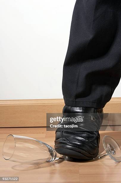 breaking the glass - broken champagne flute stock pictures, royalty-free photos & images