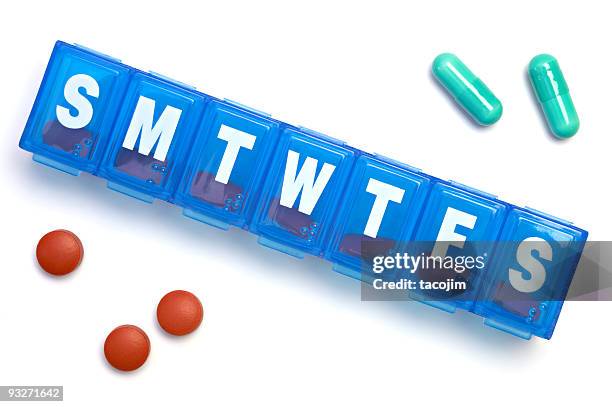 i farmaci - contenitore organizer per pillole foto e immagini stock
