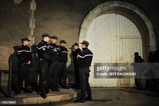 Des gendarmes attendant devant une entrée du palais de justice, dans la nuit du 20 au 21 Novembre 2009 au Palais de Justice d'Auxerre, ou le RAID a...