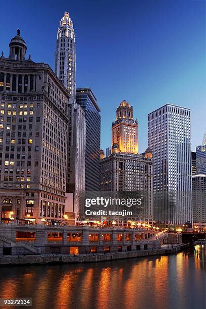 chicago river bei nacht - bright chicago city lights stock-fotos und bilder