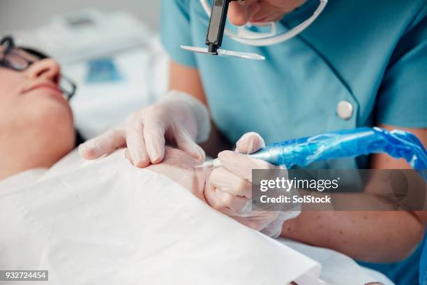 recibir un tatuaje médico - tatuaje fotografías e imágenes de stock