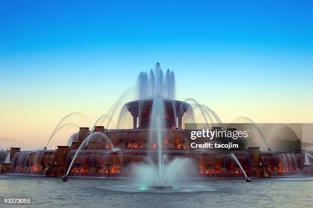 buckingham-brunnen im sonnenuntergang - buckingham fountain chicago stock-fotos und bilder