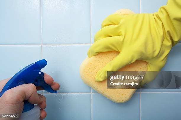 reinigung house-abbürsten kachel - kachel stock-fotos und bilder