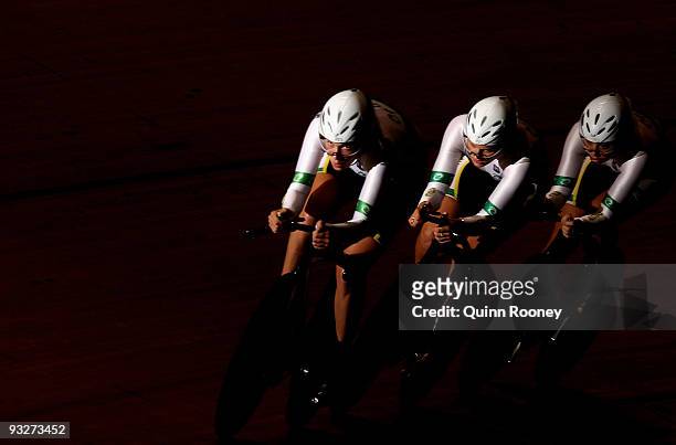 Team Australia competes in the Women's Team Pursuit during day three of 2009 UCI Track World Cup at Hisense Arena on November 21, 2009 in Melbourne,...
