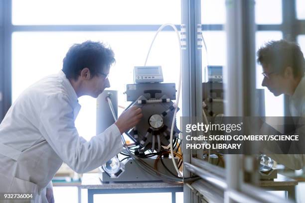 chemist working with vacuum pump - sigrid gombert - fotografias e filmes do acervo