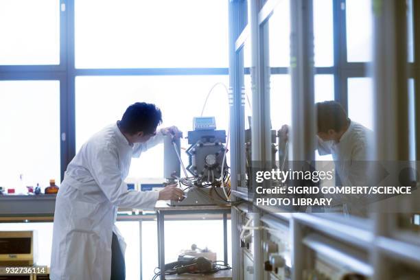 chemist working with vacuum pump - sigrid gombert stock pictures, royalty-free photos & images