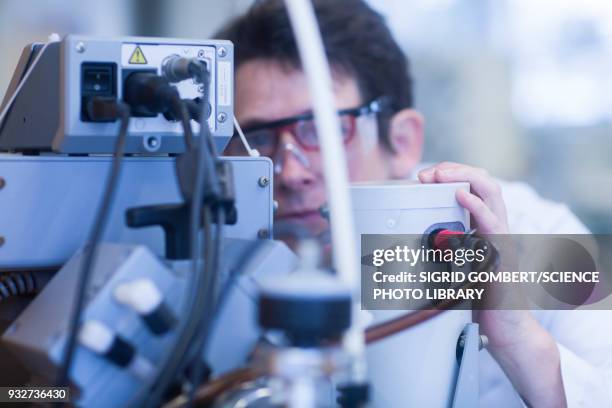 chemist working with vacuum pump - sigrid gombert - fotografias e filmes do acervo