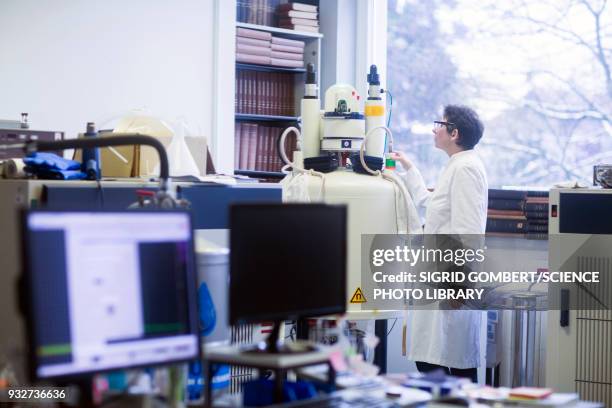 chemist using nmr spectrometer - sigrid gombert - fotografias e filmes do acervo