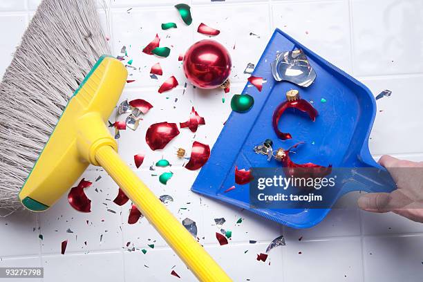 broken navidad ornamentos - dustpan and brush fotografías e imágenes de stock