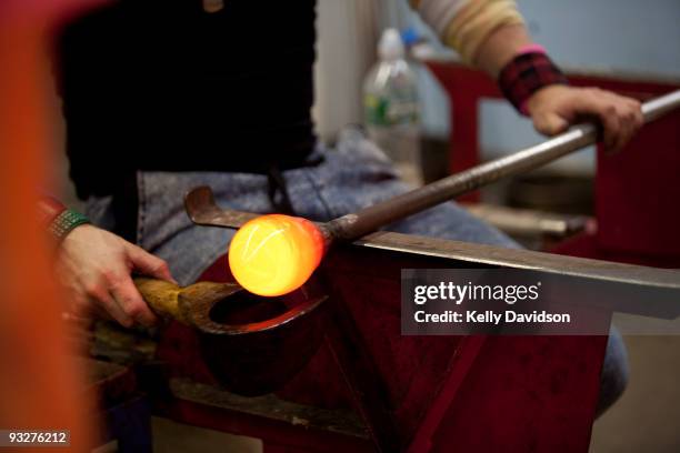 glass blower sculpting molten glass - glass blowing - fotografias e filmes do acervo