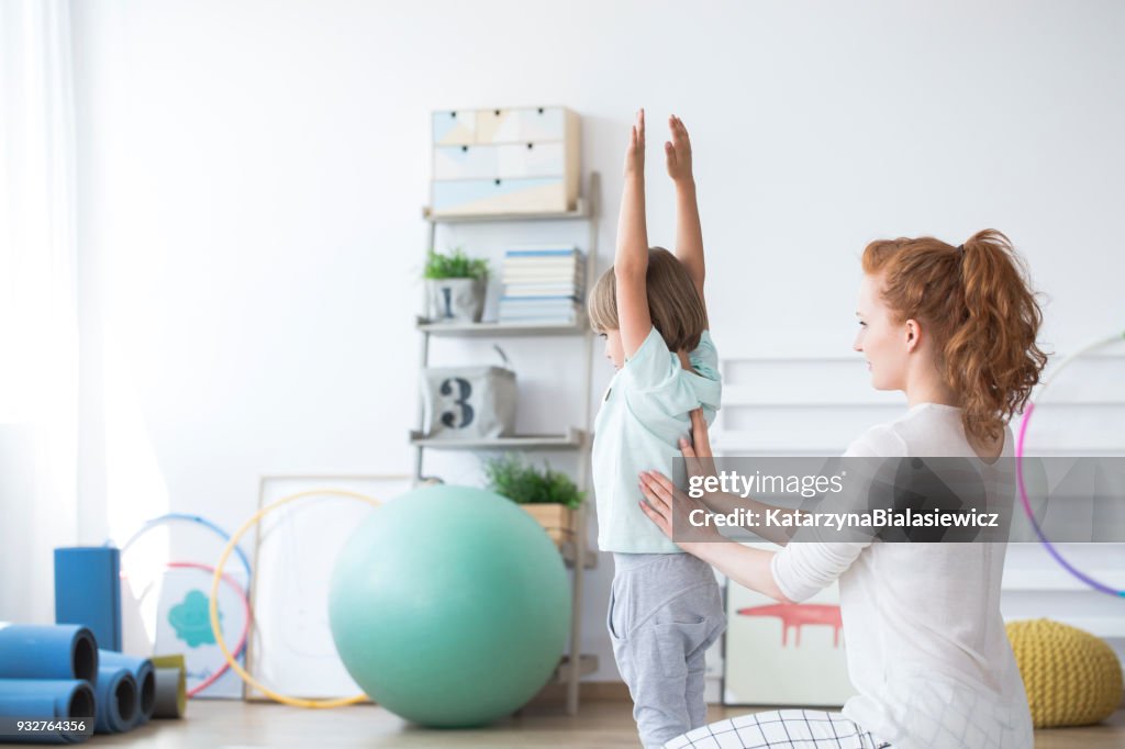 Psychiotherapist mit jungen