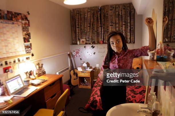 student stood in bedroom - uncompromising photos et images de collection