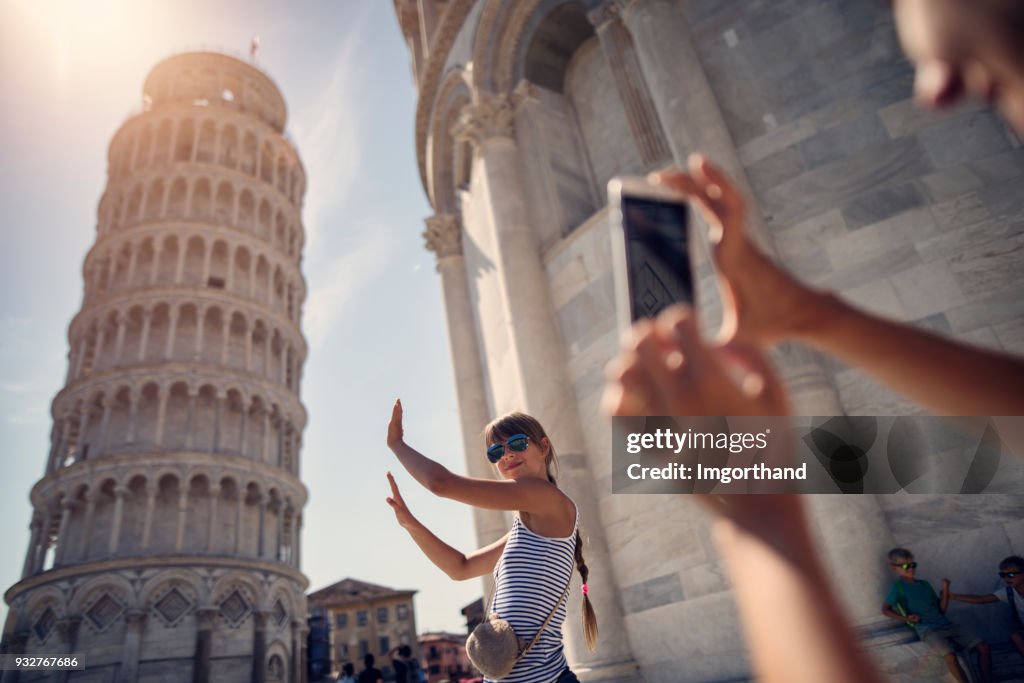 Fotos von den schiefen Turm von Pisa hochhalten