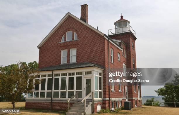 south bass island lighthouse and keepers house - lighthouse reef stock pictures, royalty-free photos & images