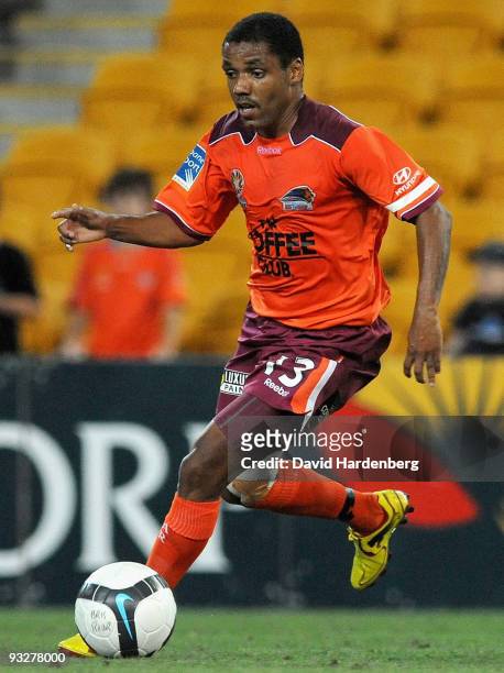 Henrique of the Roar controls the ball during the round 15 A-League match between the Brisbane Roar and the Melbourne Victory at Suncorp Stadium on...