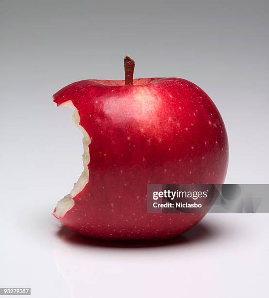 chew dans une pomme - pomme croquée photos et images de collection