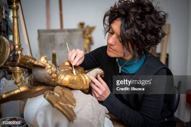 恢復系和成幀器實驗室女手藝人： 恢復古董金色天使雕像 - 修復原狀 個照片及圖片檔