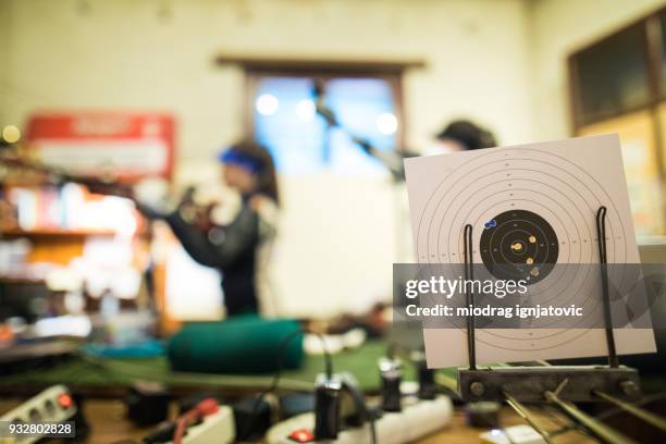 close up van schieten doel - luchtgeweer sportartikelen stockfoto's en -beelden