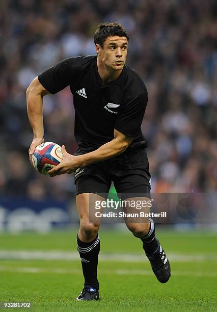 Dan Carter of New Zealand passes the ball during the Investec Challenge Series match between England and New Zealand at Twickenham on November 21,...