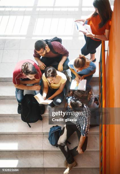 les étudiants - university photos et images de collection