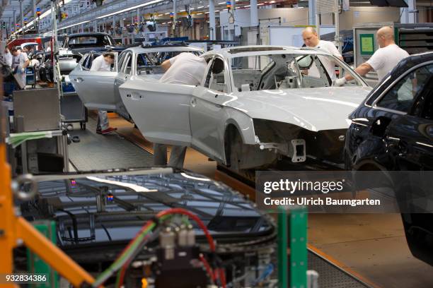 Car production at Audi AG in Ingolstadt. Assembly work on the Audi A4 Avant.