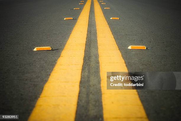 doppelte gelbe linie auf einem road - reflector stock-fotos und bilder