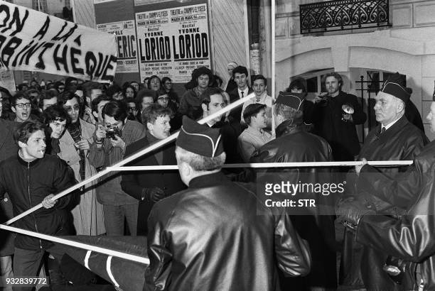 Une manifestation contre le renvoi de Henri Langlois se tient devant la Cinémathèque française le 18 mars 1968. Quelques heurts se sont produits...