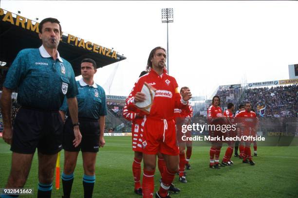 Parma, Serie A, Parma-Fiorentian, Fiorentina captain Gabriel Batistuta standing next to the referee, holding a pennant