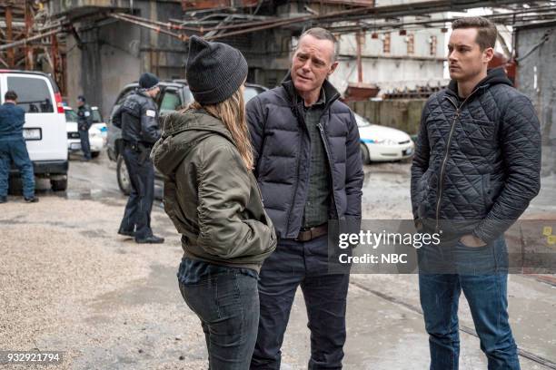 Ghosts" Episode 518 -- Pictured: Tracy Spiridakos as Hailey Upton, Jason Beghe as Hank Voight, Jesse Lee Soffer as Jay Halstead --