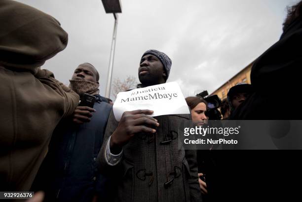 Hundreds of people protest in Nelson Mandela Square in memory of Mmame Mbaye, the Senegalese who died yesterday in the Lavapiés neighborhood. The...