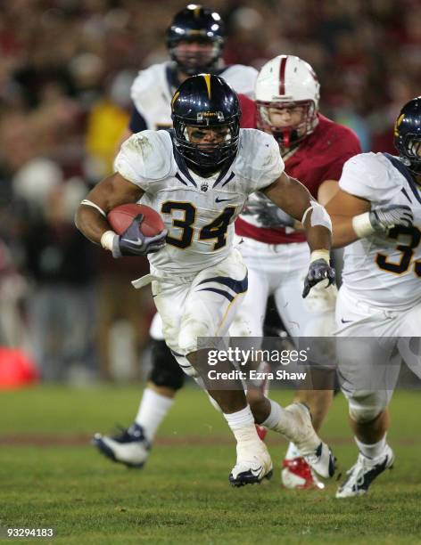 Shane Vereen of the California Bears runs with the ball during their game against the Stanford Cardinal at Stanford Stadium on November 21, 2009 in...