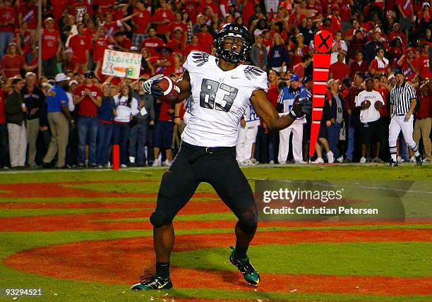 Tight end Ed Dickson of the Oregon Ducks celebrates after scoring the game tying touchdown against the Arizona Wildcats during the final moments of...