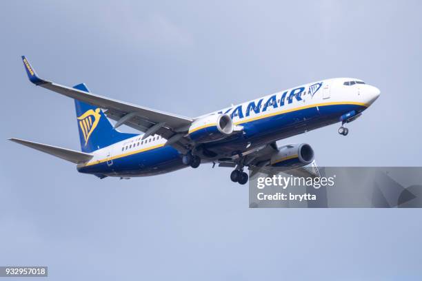 ryanair boeing 737 si avvicina all'aeroporto di bruxelles - ryanair foto e immagini stock