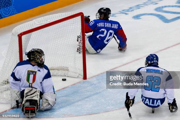 Dong Shin Jang of Korea scores the goal over Italy in the Ice Hockey bronze medal game between Korea and Italy during day eight of the PyeongChang...