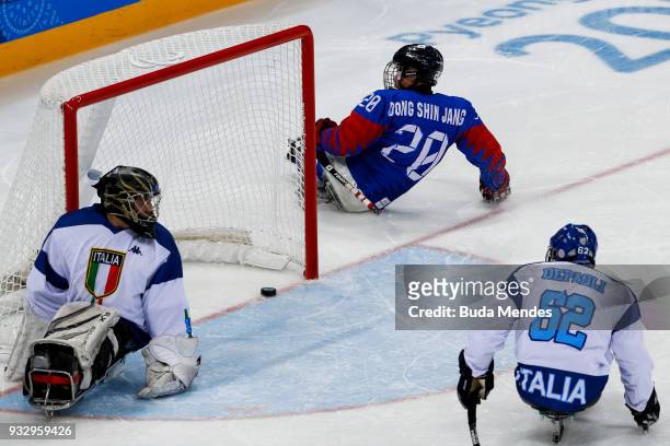 Dong Shin Jang of Korea scores the goal over Italy in the Ice Hockey bronze medal game between Korea and Italy during day eight of the PyeongChang...