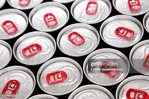 wet drink aus der dose - energydrink stock-fotos und bilder