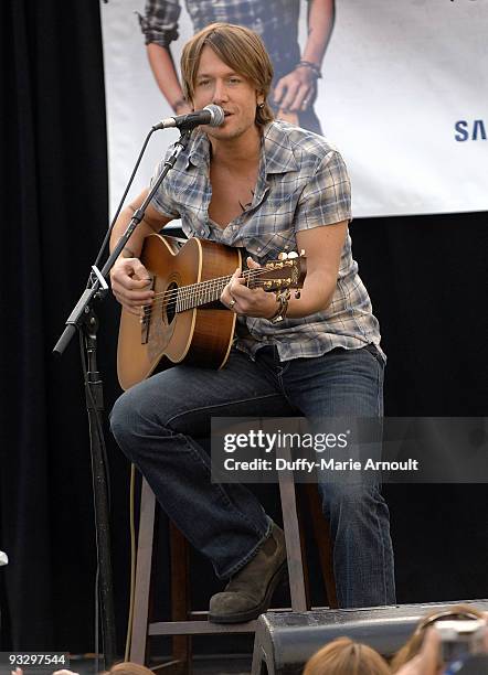 Musician Keith Urban performs at the Verizon Wireless store on November 21, 2009 in Pasadena, California.