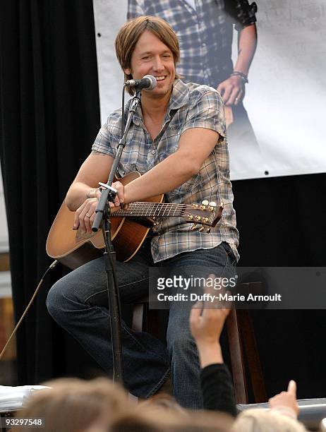 Musician Keith Urban performs at the Verizon Wireless store on November 21, 2009 in Pasadena, California.